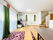 3面採光で明るいリビングです♪ リビングイン階段は家族との距離を近くする間取りです。
