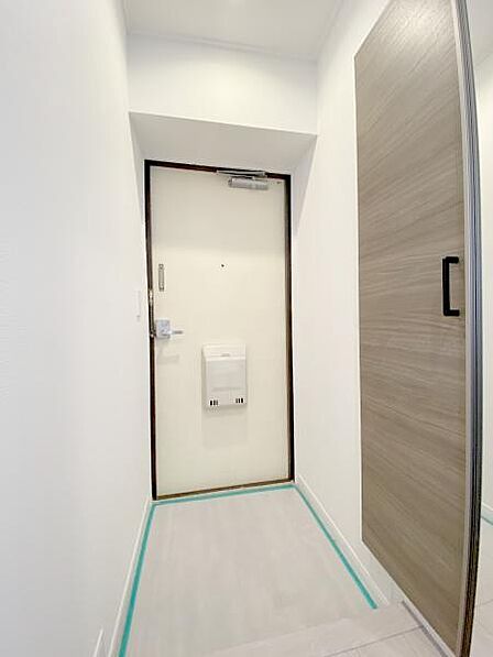 【玄関】シューズボックスに全身鏡が付いています。