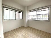 南西側の洋室/2面採光であたたかく風通しの良いお部屋です！