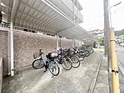 駐輪場は屋根付きです♪