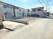 令和8年5月21日撮影/間口10ｍ超！駐車のしやすさはもちろん、採光も確保しやすく圧迫感を感じにくい住環境となっています。太陽光パネル搭載住宅につき、日々の電気代軽減にも期待できます。