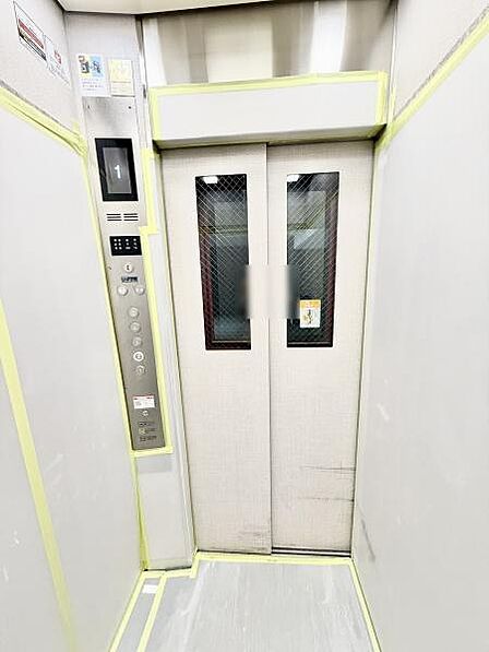シンプルなデザインのエレベーターです。