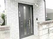 家族を迎えるための明るい雰囲気玄関