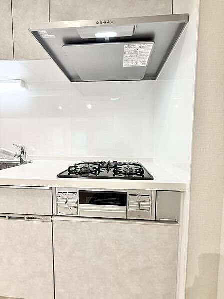 3口ガスコンロとグリルを搭載。お料理の幅も広がります♪