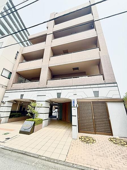 重厚感のあるタイル張りの外観。存在感を放つマンションです。