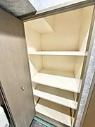 玄関横にクローゼットも完備されております！