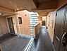 玄関：12階南西向き角部屋。日当たり・採光良好な、心安らぐお住まいです