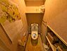 トイレ：洗浄便座のトイレはスタイリッシュなデザイン。広くてくつろげる空間です