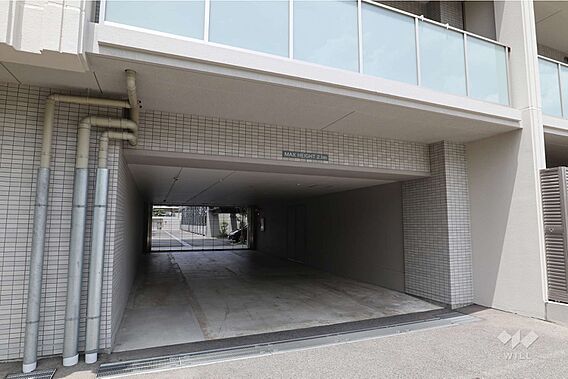 駐車場の出入口...