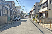 物件の南側前面道路（東側から）［2026年3月17日撮影］