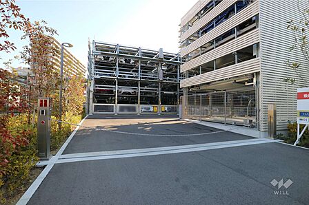 駐車場の出入口（ロボットゲート付き）