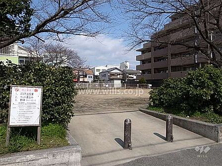 敷地西側に隣接して小さな公園があります。