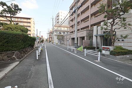 敷地西側の前面道路（南西側から）