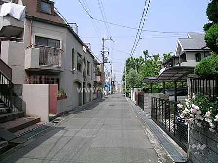 周辺は一戸建てが中心に立ち並ぶ静かな住宅地です。