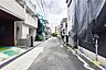 外観：物件の南側前面道路（西側から）［2026年9月6日撮影］