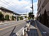 その他：敷地の西側は二車線のバス通りで、すぐ目の前にバス停があります。