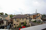 閑静な住宅街にあります。
