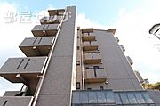 分譲マンションを思わせるシックな外観。