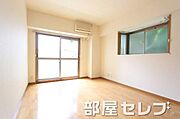 角部屋で出窓が付いています。