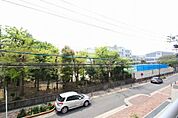 目の前は小学校。