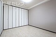 明るい室内。