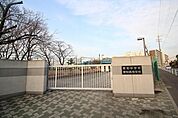 私立愛知高校 581m
