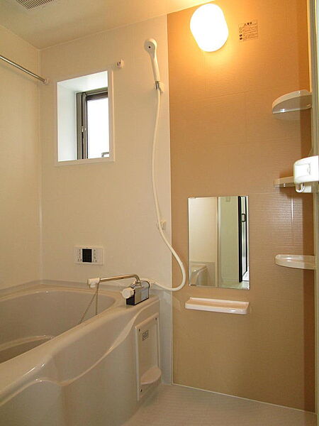 画像9:小窓付き浴室
