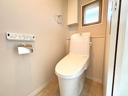 ウォシュレット、暖房便座機能付のトイレは、お手入れもしやすい一体型。ちょっとしたものを収納するのに便利なトイレ内収納もあります。
