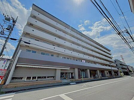 爽やかな青空の下に贅沢なほどに降り注ぐ陽光、豊かな居住性と、クオリティが見事に調和した住空間は、住まうことの喜びを感じさせてくれます。