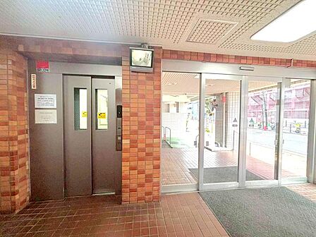 上品で清潔感があるエントランスは住人やゲストを迎え入れ、そして送り出す場にふさわしい上質な空間です。プライベート感が高まるシックな装いのエントランス。