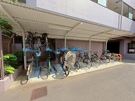 敷地内には屋根付き駐輪場を設置。通勤・通学やお買い物など、自転車を利用される方にも便利な住環境です。