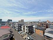空を広く感じられる開放的な眺望。周辺は低層の建物が多く、圧迫感の少ない住環境です。