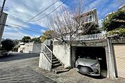 シャッター付きガレージ付きです