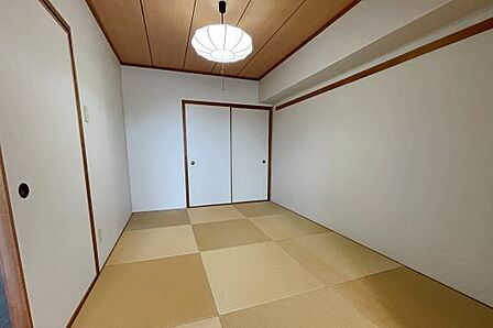 モダンな縁無し畳の和室です