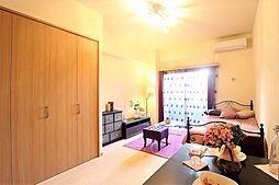 縦に長く、家具の配置がしやすいお部屋。窓も大きくて明るい。