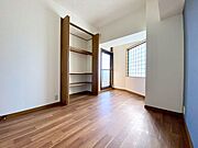 子供部屋は、成長をサポートする空間です。おもちゃや学用品をすっきりと整理してご使用ください。