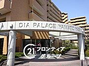 マンションのエントランスは、住まう方々を迎える洗練された空間です。日常の出入りを快適にするための工夫がされています。