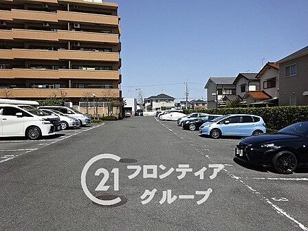 広々とした駐車場は、車の出し入れがスムーズで快適です。安心して利用できる環境が整っています。