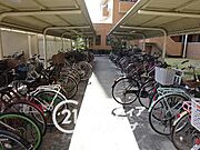 屋根付きの駐輪場は、雨風から自転車を守り、安心して利用できる便利で快適な設備です！