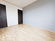 室内はシンプルで落ち着いた色調に仕上がっており、リラックスできる雰囲気が魅力。一人暮らしはもちろん、ファミリーにも使いやすい設計で、居室としての機能性をしっかり備えたバランスのよい空間です。