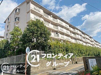 外観：閑静な住宅地に佇む全140戸のマンションです。