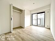 洋室は、家族の団らんや趣味の時間を楽しむのに最適な広さです。快適な居住空間を提供します