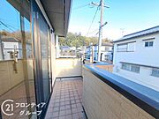 洗濯物が良く乾く、南向きバルコニー。ガーデニング用品や掃除用具を洗うのにも便利なスロップシンク付き。