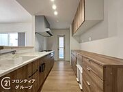 家事動線を考えた設計で家事がスムーズに行えますね。木目調のデザインが温かみを感じる、インテリアになじみやすいキッチンです