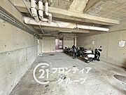 自転車やバイクも置くことができます。居住スペースが屋根ですので雨や風の日、紫外線による劣化を防げます！