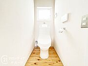 清潔感があり、使いやすさを重視したトイレ。シンプルで機能的なデザインが快適な使用感を提供します。落ち着いた雰囲気の中で、日常的で便利に使用できる空間が整い、毎日の生活をサポートします。