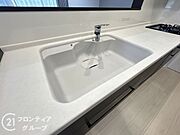 広々としたシンクで、洗い物もスムーズに行えます。使いやすいデザインで、キッチン作業が快適になります！