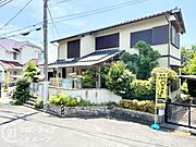 自然素材を活かした外観は、温かみのある雰囲気を演出します。自然との調和を感じる住まいです。
