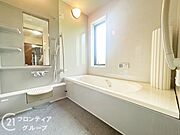 ゆったりと脚を延ばして、1日の疲れを癒せます。窓があるのでこまめに換気ができ、清潔感を保てます。