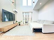 吹き抜けがあり、光を多く取り込んでお部屋を明るく保ちます。